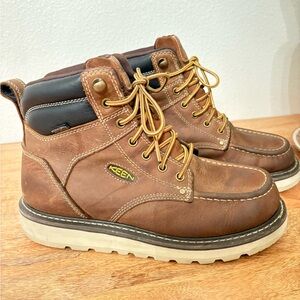 KEEN Men's moc toe  Tan and Black Leather Boots